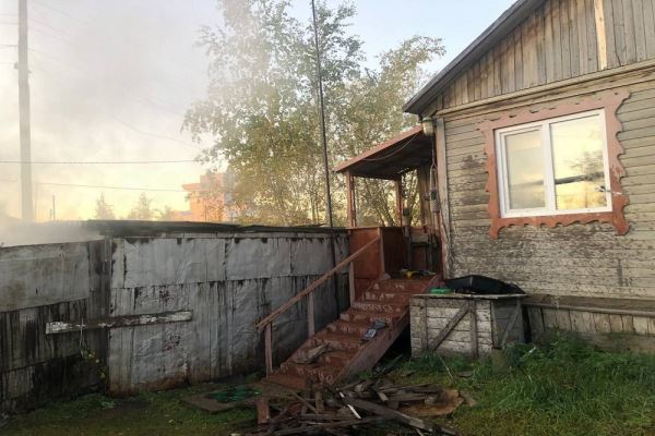 В Якутске полицейские спасли пожилую пару от пожара