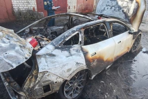В Воронеже МЧС впервые потушило электромобиль