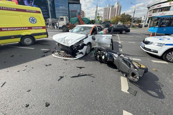 В Москве водитель каршеринга сбил двоих мотоциклистов